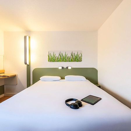 Ibis Budget Villefranche Limas Bagian luar foto