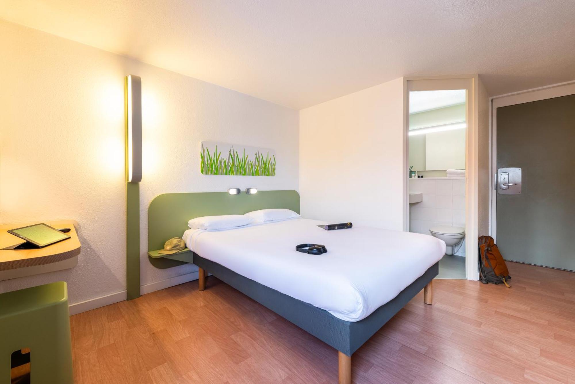 Ibis Budget Villefranche Limas Bagian luar foto